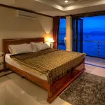Emerald Beach-Front Apartments Fishermans Village