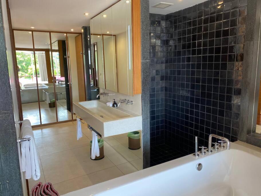 Apartment Beachfront 2 Bedroom Luxury Chava *