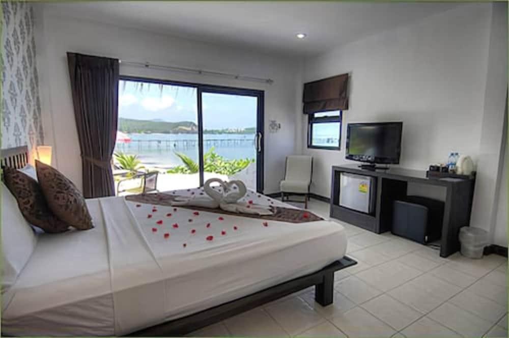 Samui Pier Front &