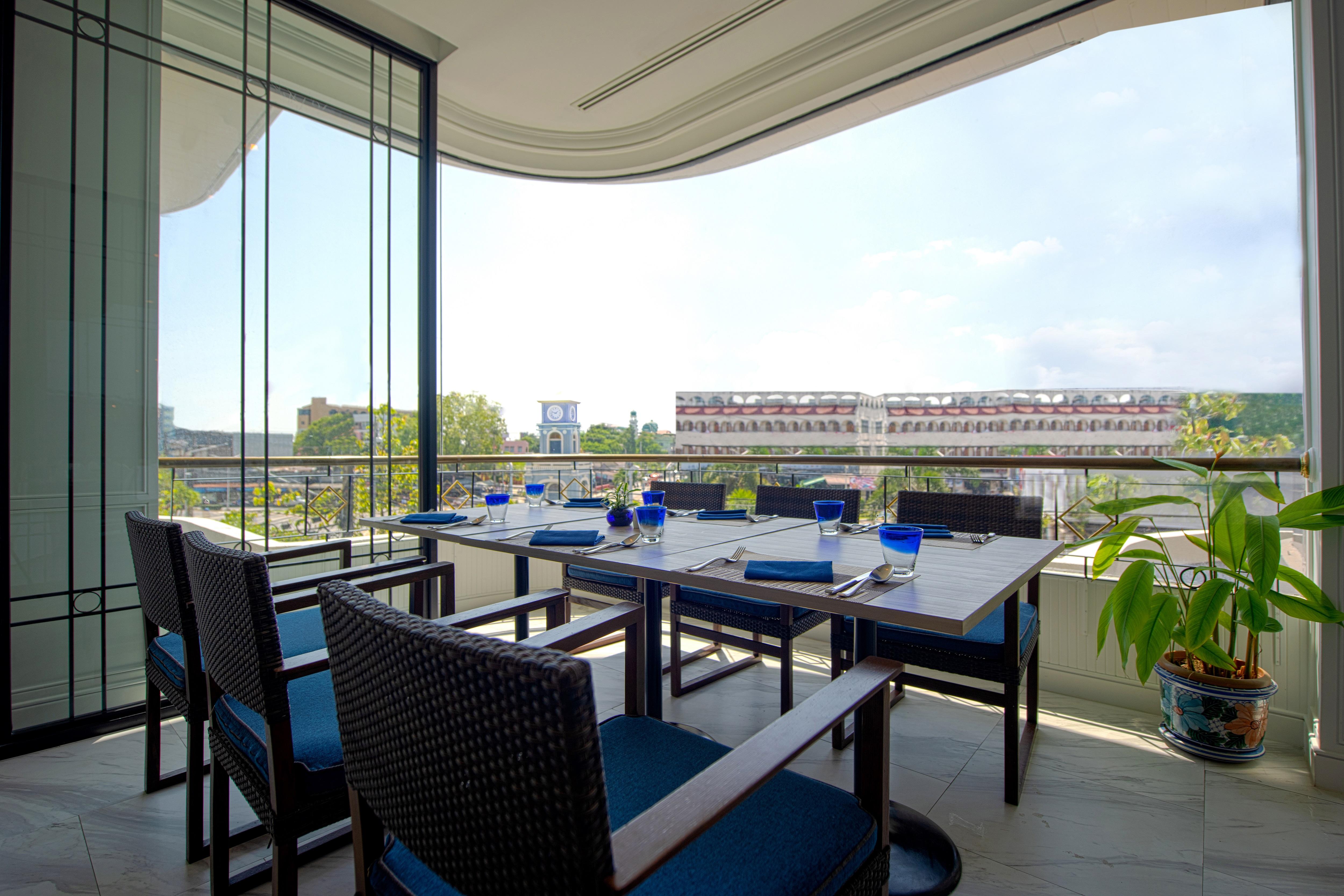 Courtyard By Marriott Town
