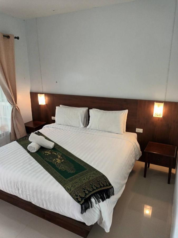 Baanphong Lanta *