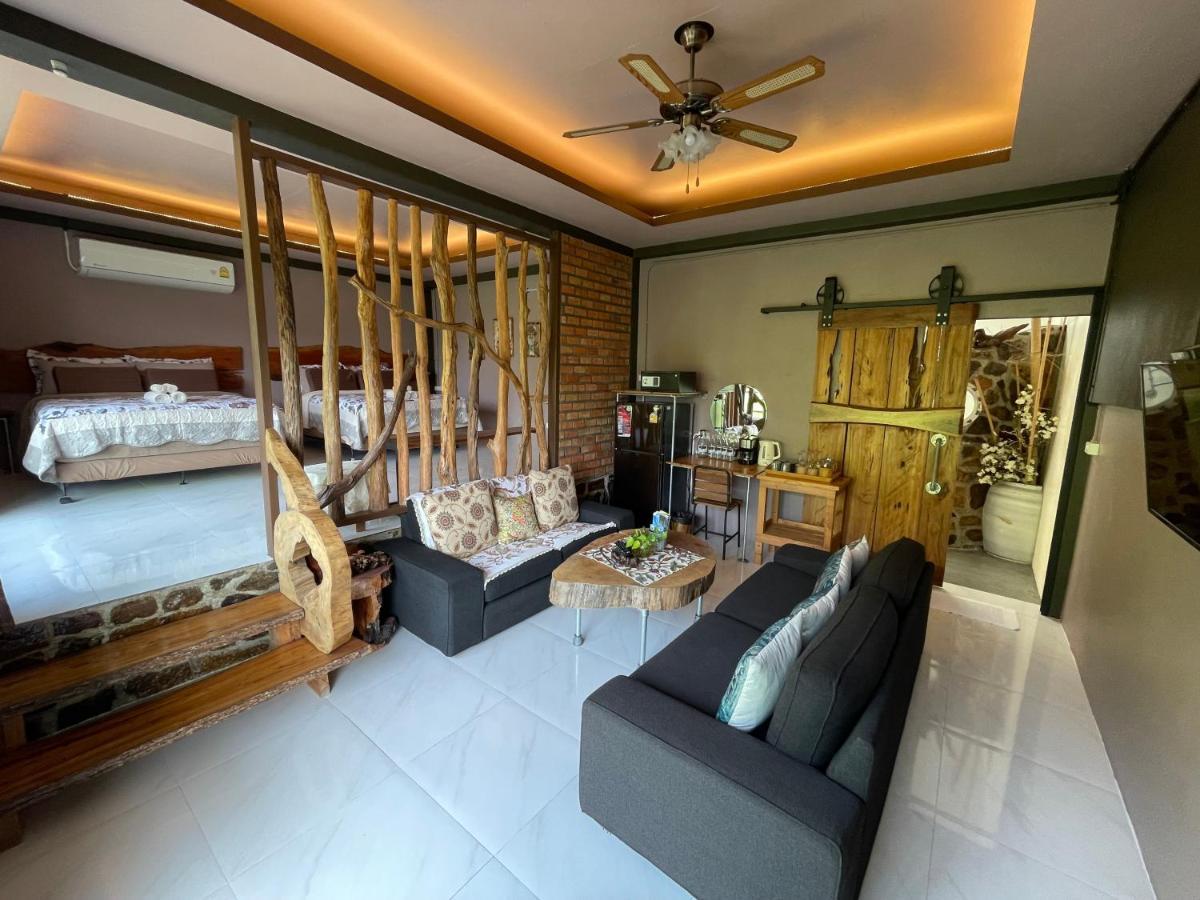 ลอดจ์พังงา บูทีค Country house *