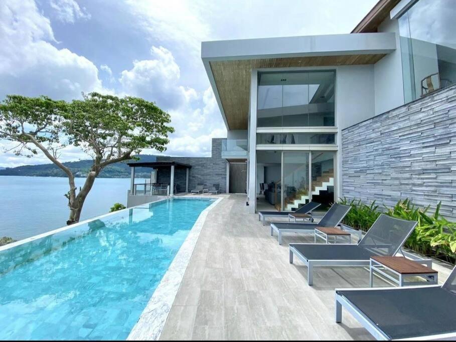 Villa Villa: 6-bedroom Oceanfront Pool Retreat *