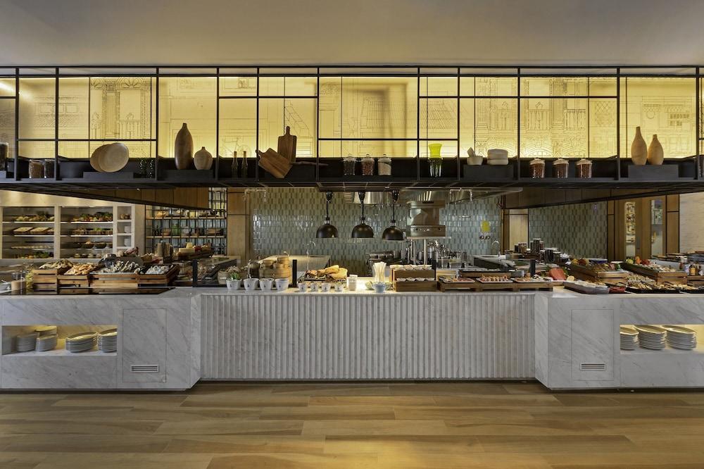 Courtyard By Marriott Town Hotel 4*