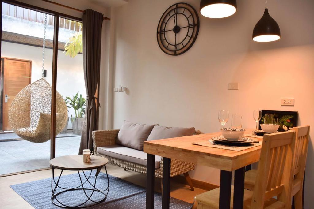 Momento Bangtao Bed & Breakfast