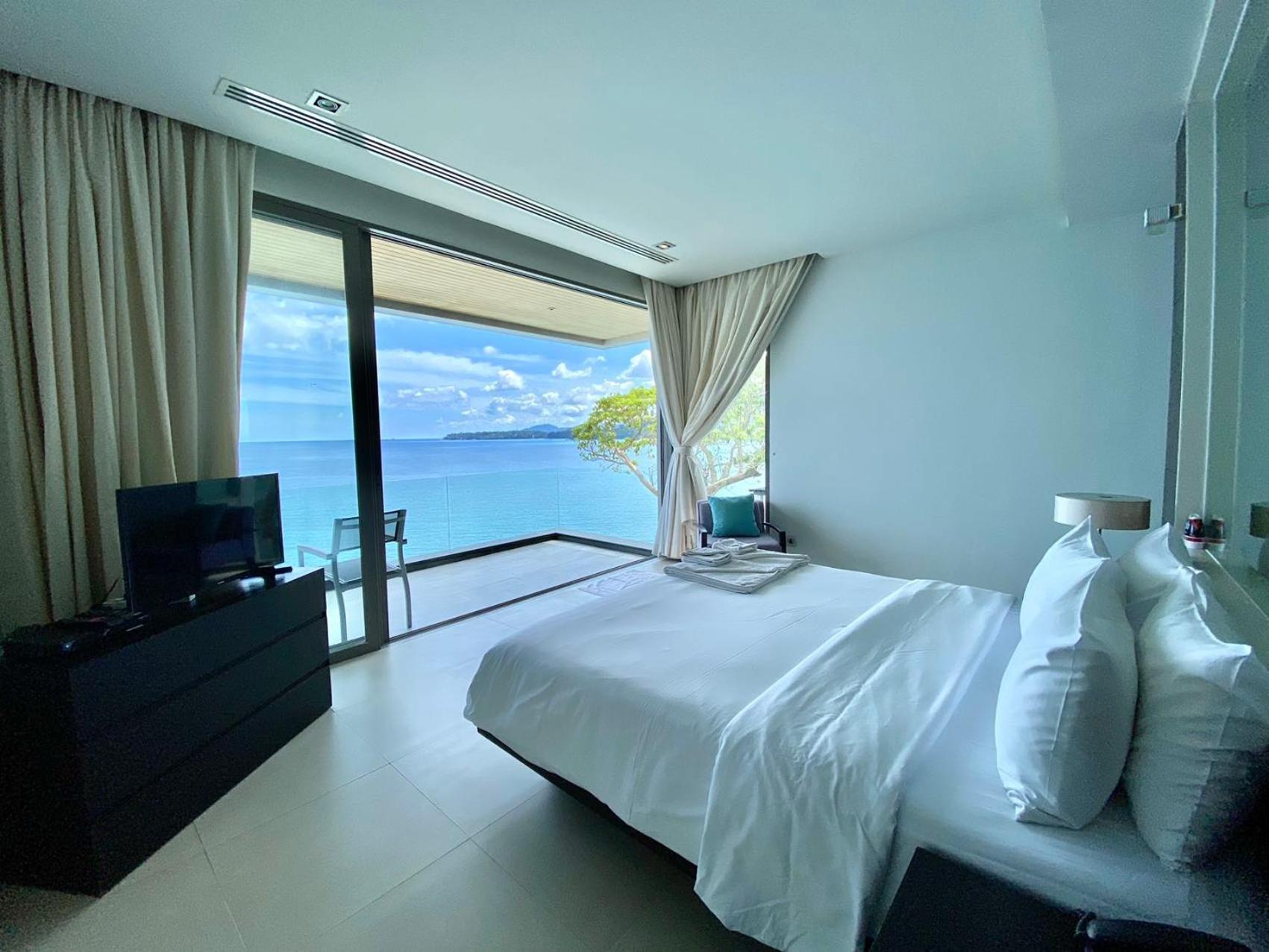 Villa Villa: 6-bedroom Oceanfront Pool Retreat