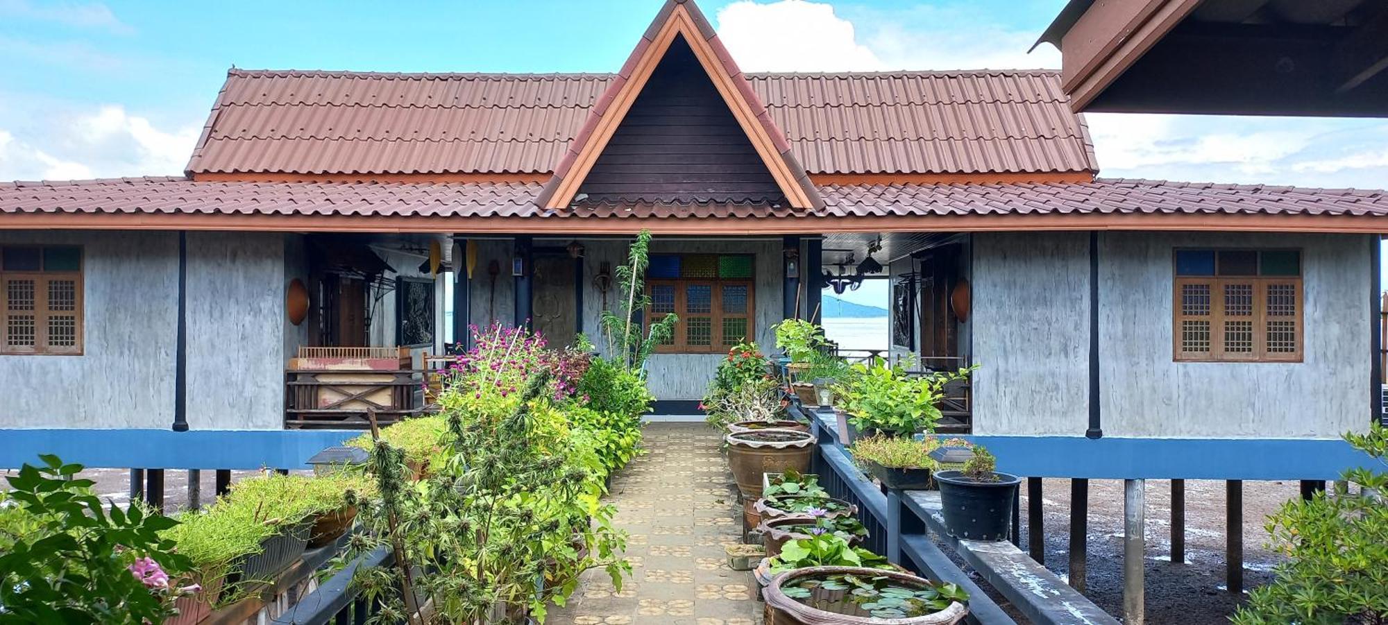 Mangrove House Lanta Old Town 2*