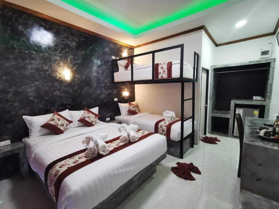 Lanta Long Hostel *