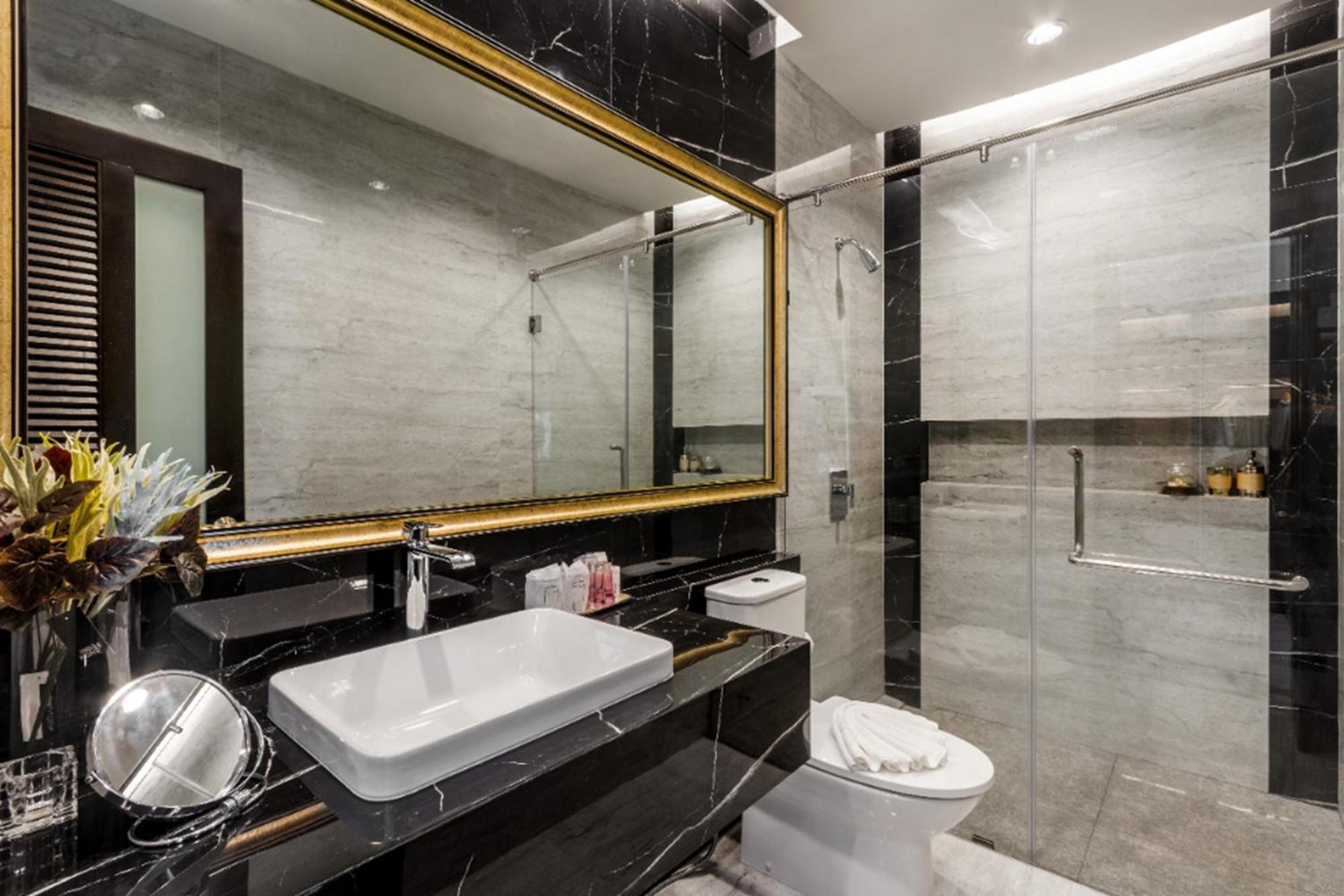 Beachside Luxury Villa: Private Pool & Modern Comforts