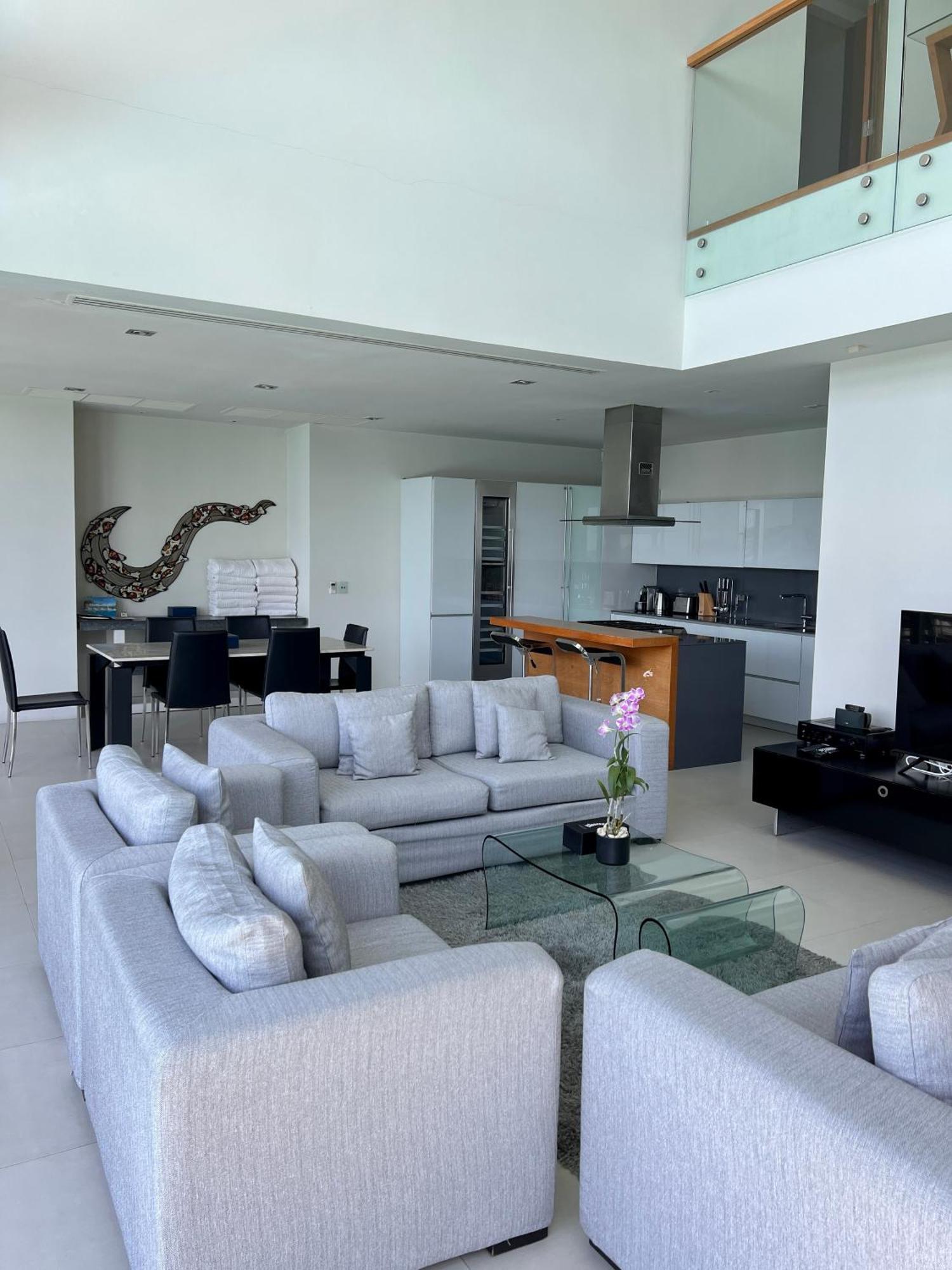 Villa: 6-bedroom Oceanfront Pool Retreat Villa