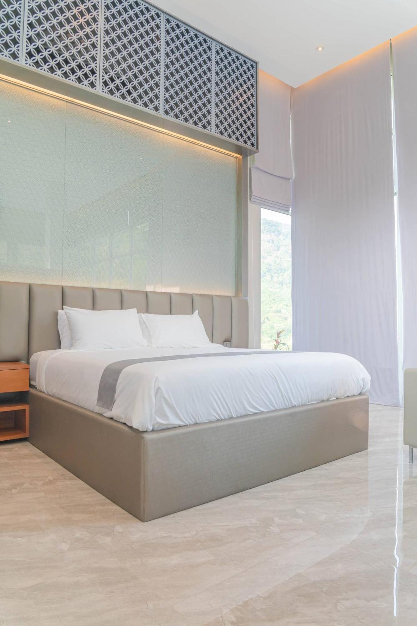 360* Ultimate Penthouse Entire Floor And With Great Amenities *