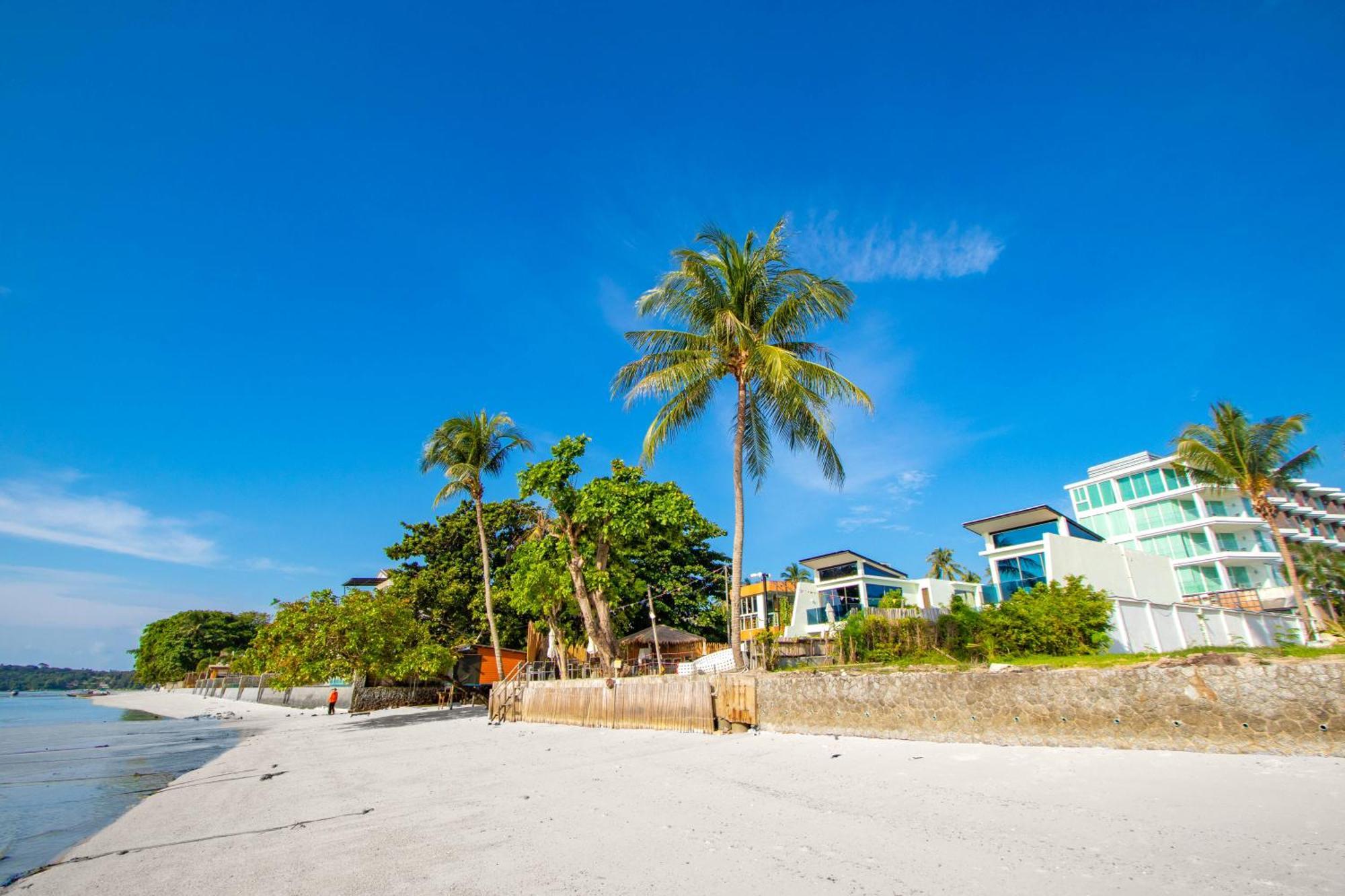 【beach Front】海景沙滩别墅，私人泳池，免费早餐，女佣每日清洁，生活方便交通便利 Pousada