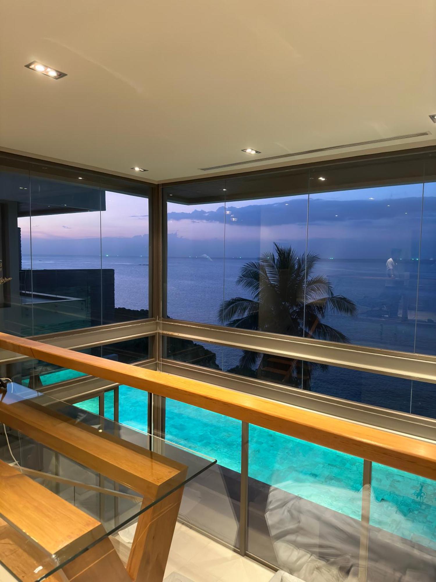 Villa Villa: 6-bedroom Oceanfront Pool Retreat