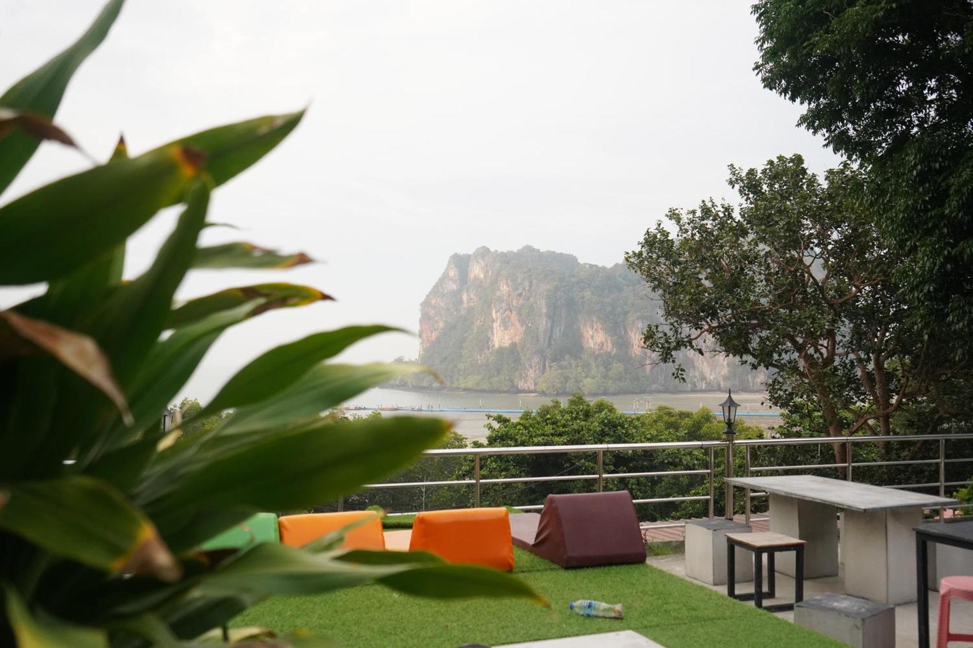 Resort Blanco Hideout - Youth 18 To 35 Only