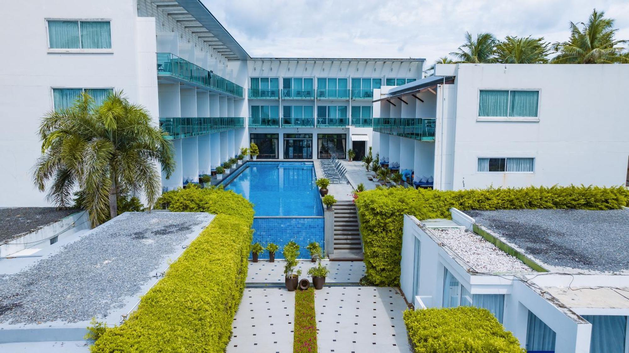 Kc Club & Pool Hotel