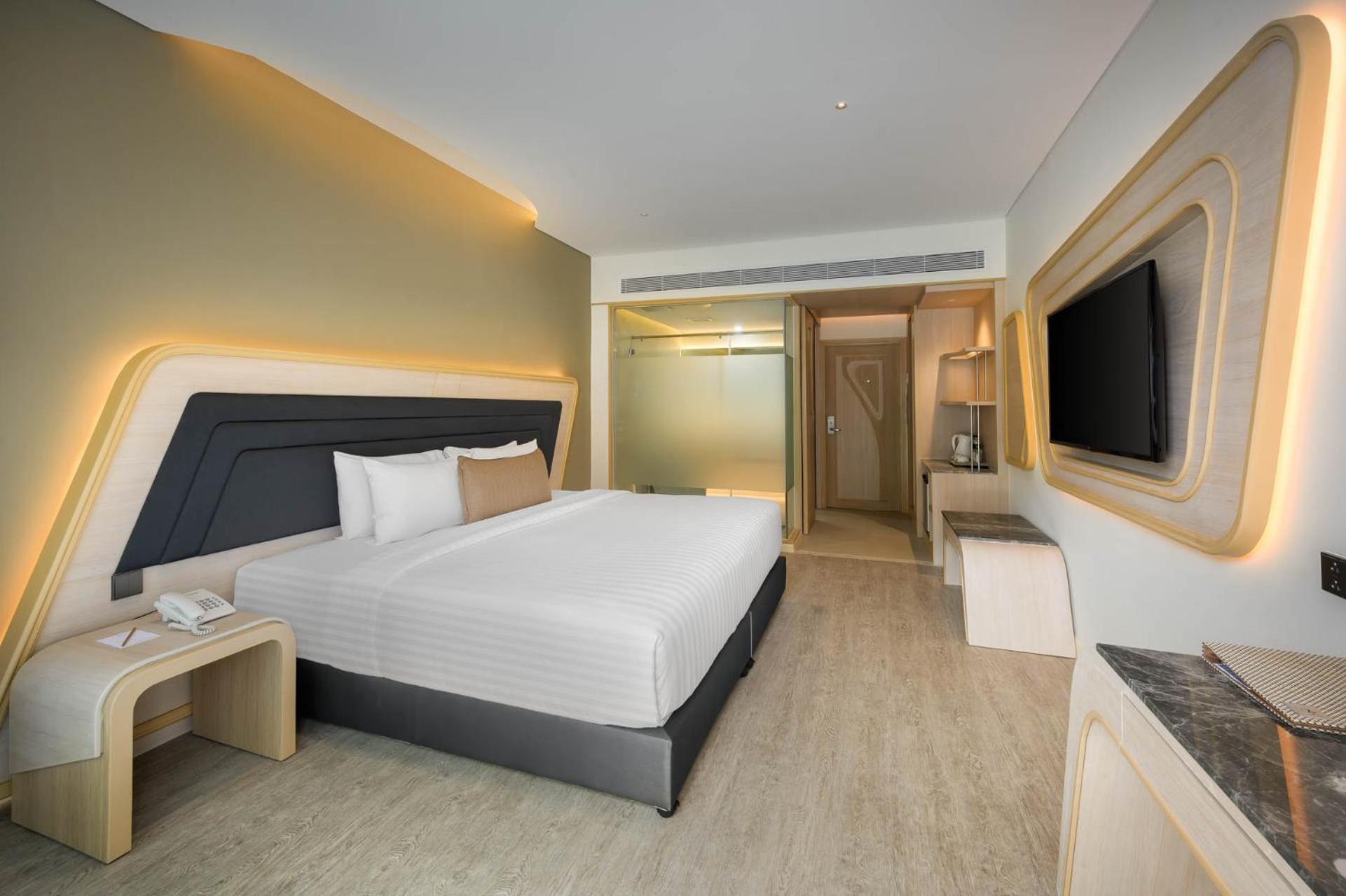 Resort Amora Phuket 5*