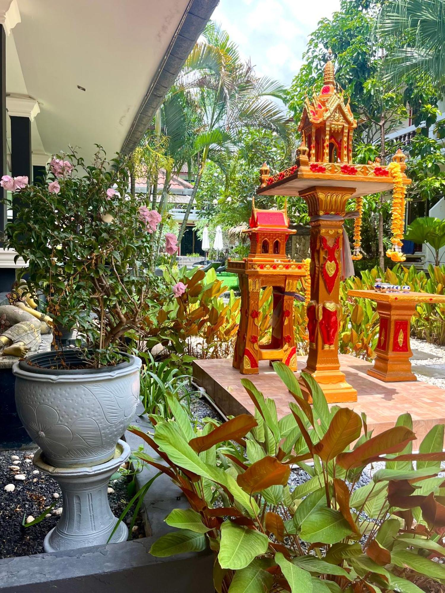 Tropical Palm Resort