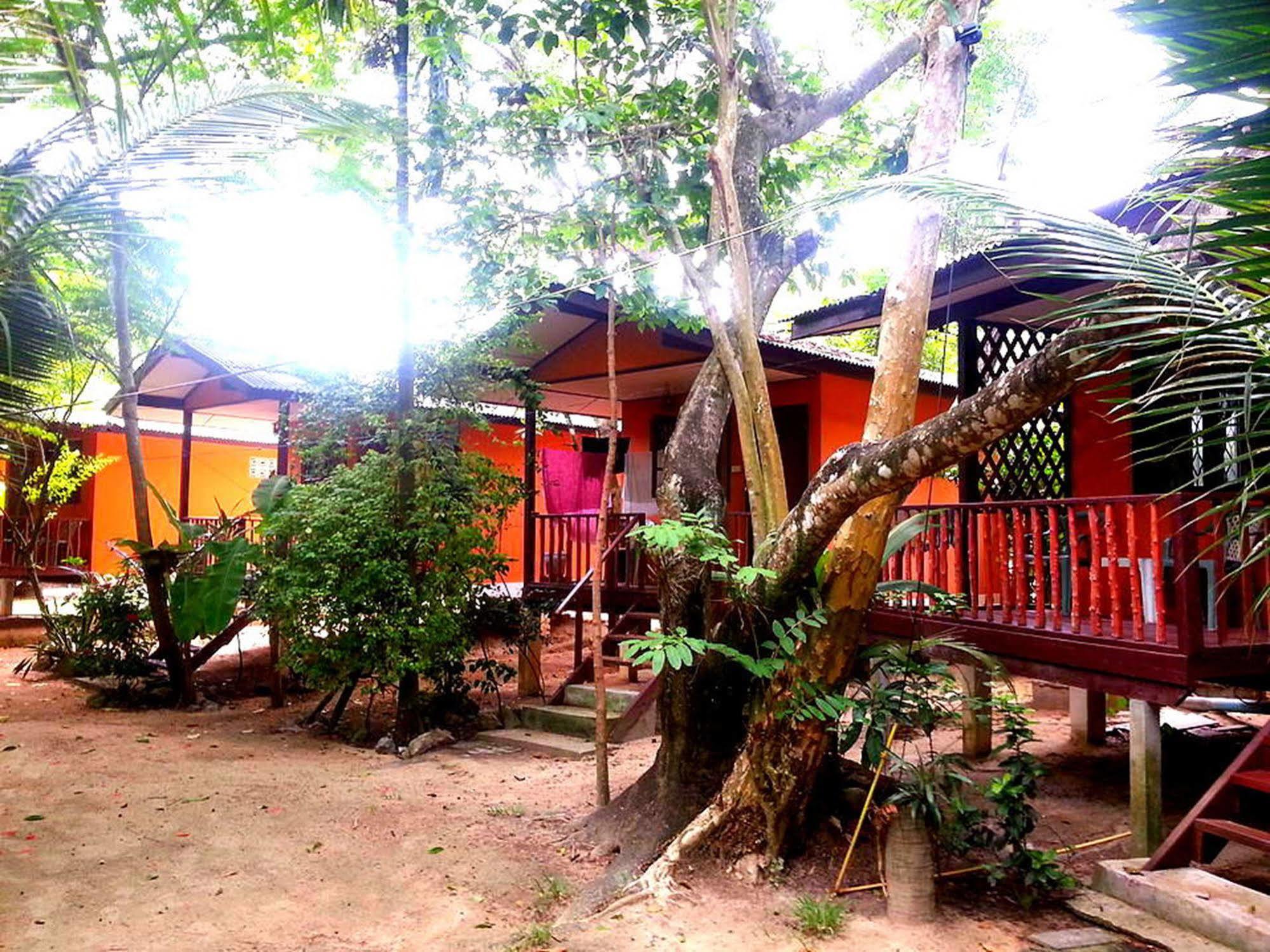 Moonhut Hotel 2*