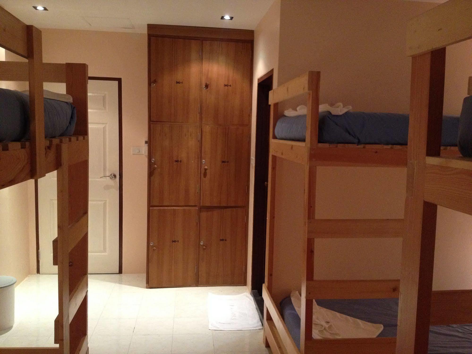 Dfeel House Albergue