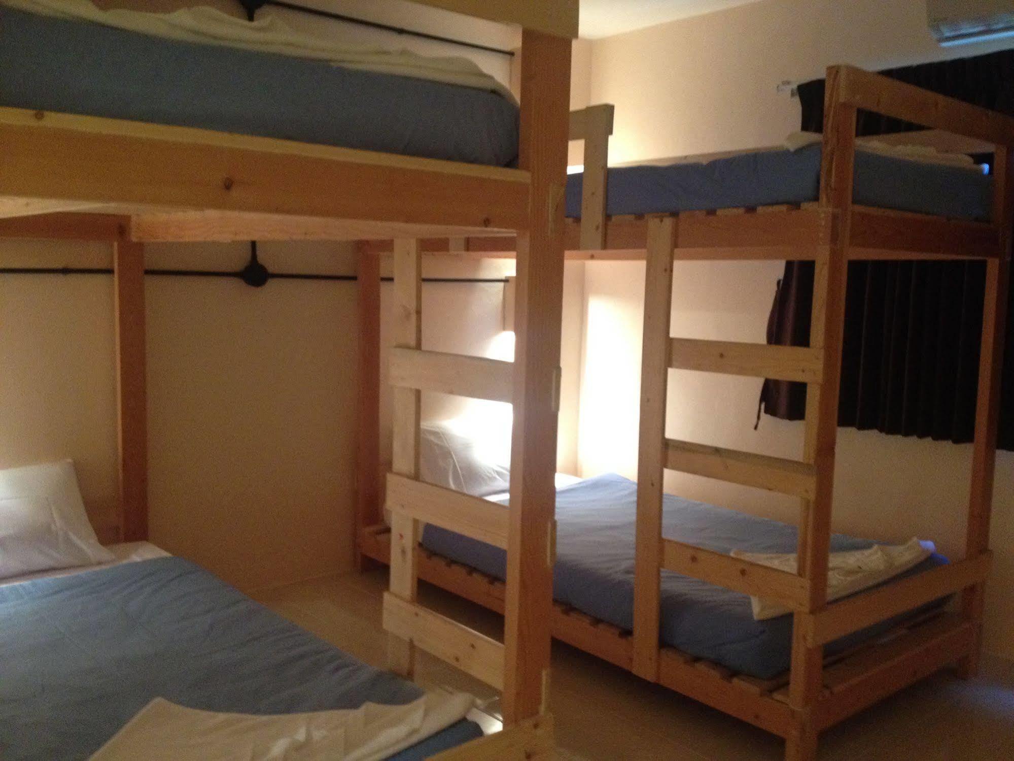 Dfeel House Albergue