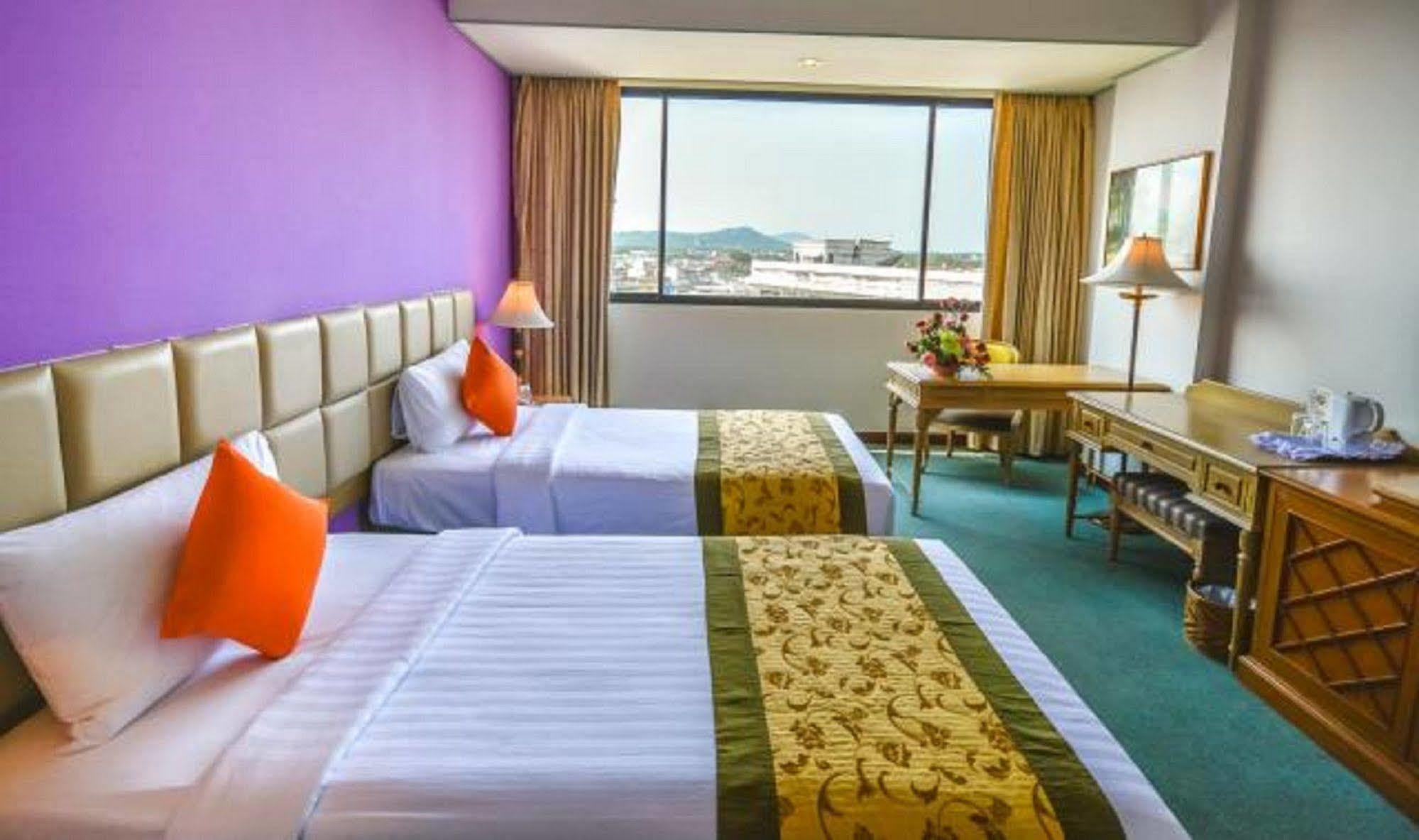 Courtyard By Marriott Town