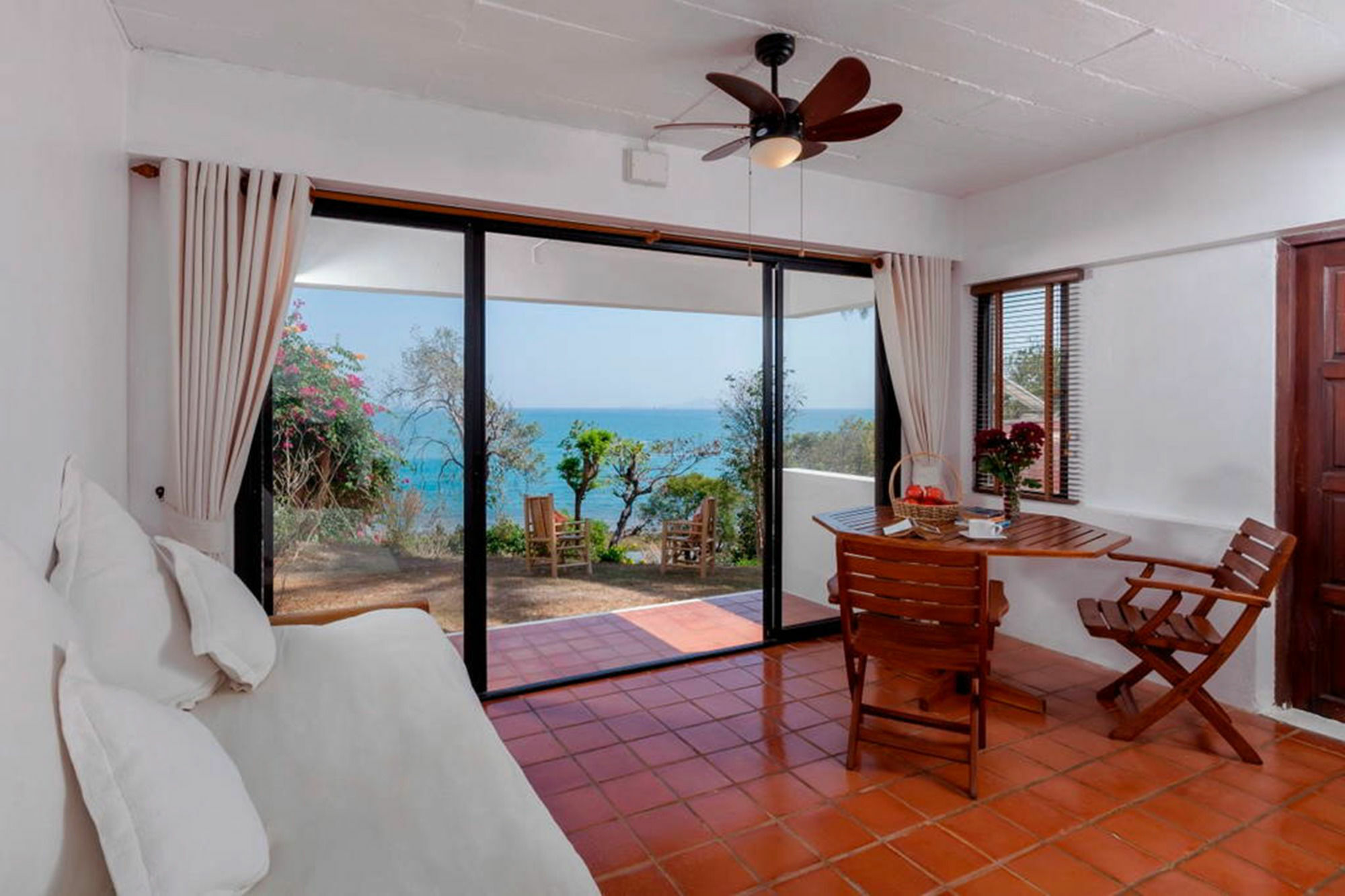Villa Baan Khunying - Secluded Phuket Beachfront Villa *