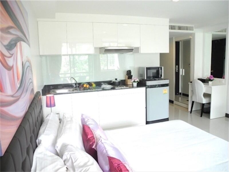 Apartment Kiss Near The