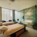 La Green Hotel And Residence