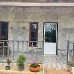 Lanta Natural Hut Garden