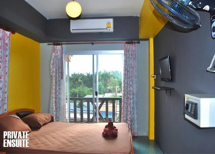 Let It Bee Econo Hostel