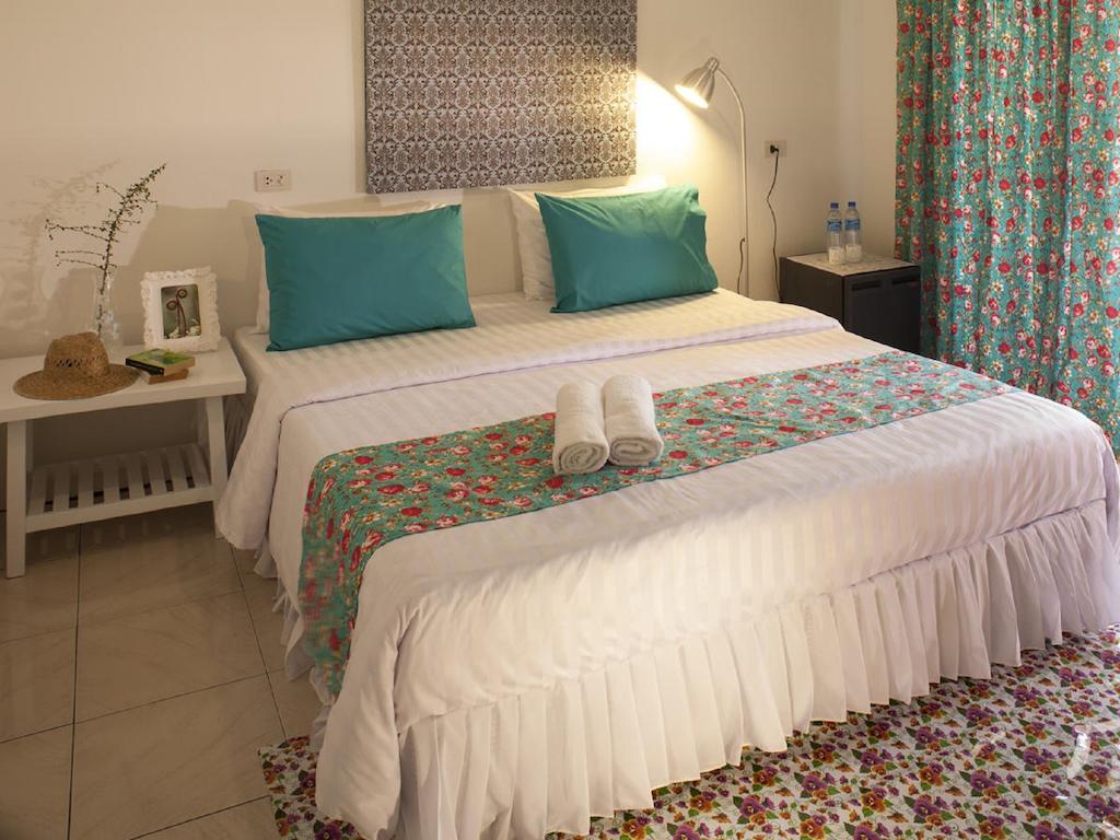 Les Fleurs House Bed & Breakfast
