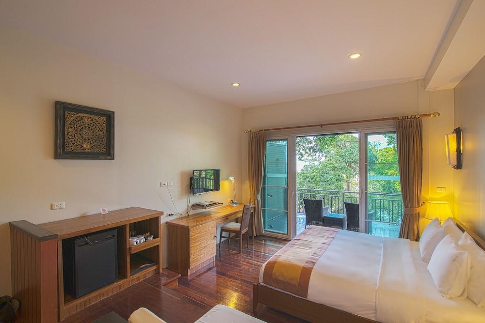 Resort Resort, Leam Tong