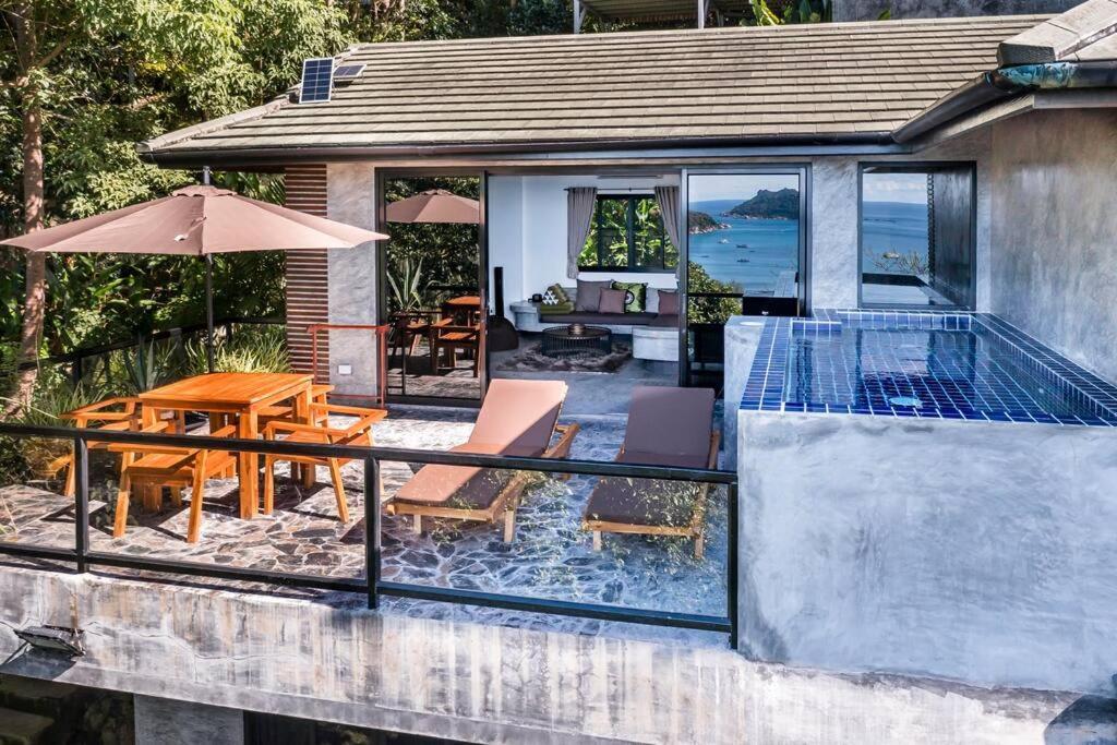 Blue View Amazing 3-bedroom, Sea View Villa,