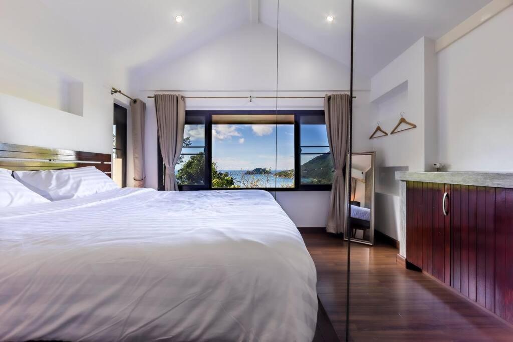 Blue View Amazing 3-bedroom, Sea View Villa, Koh Tao