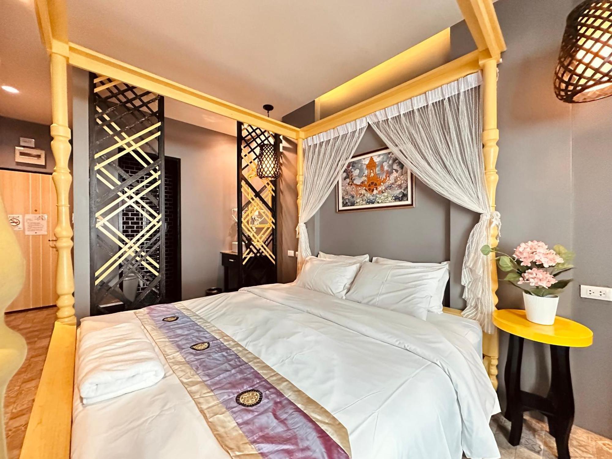 The Luna Hostel Nai Yang
