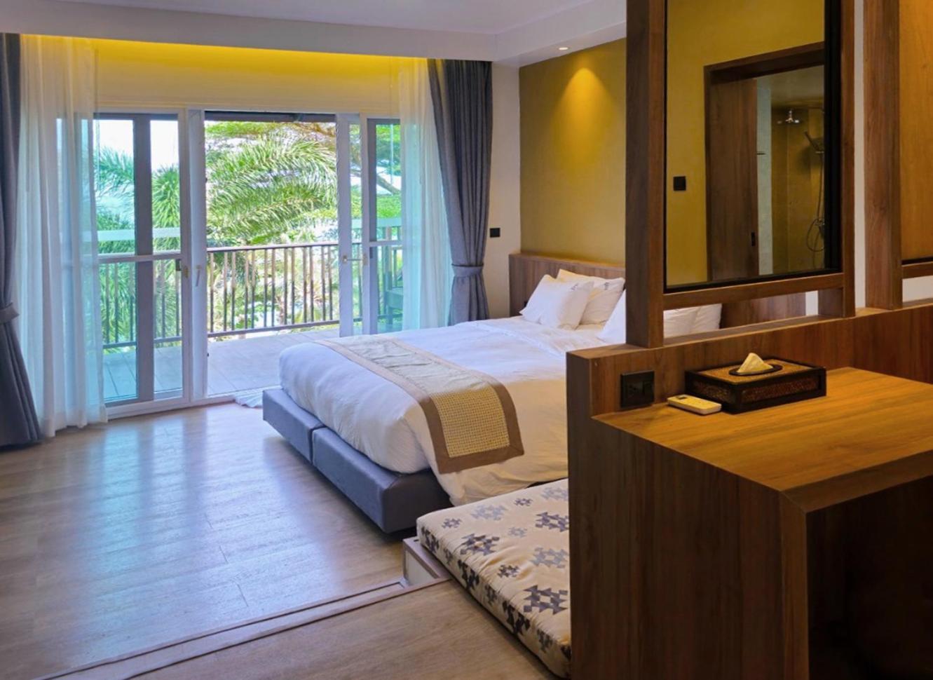 Resort Resort, Leam Tong
