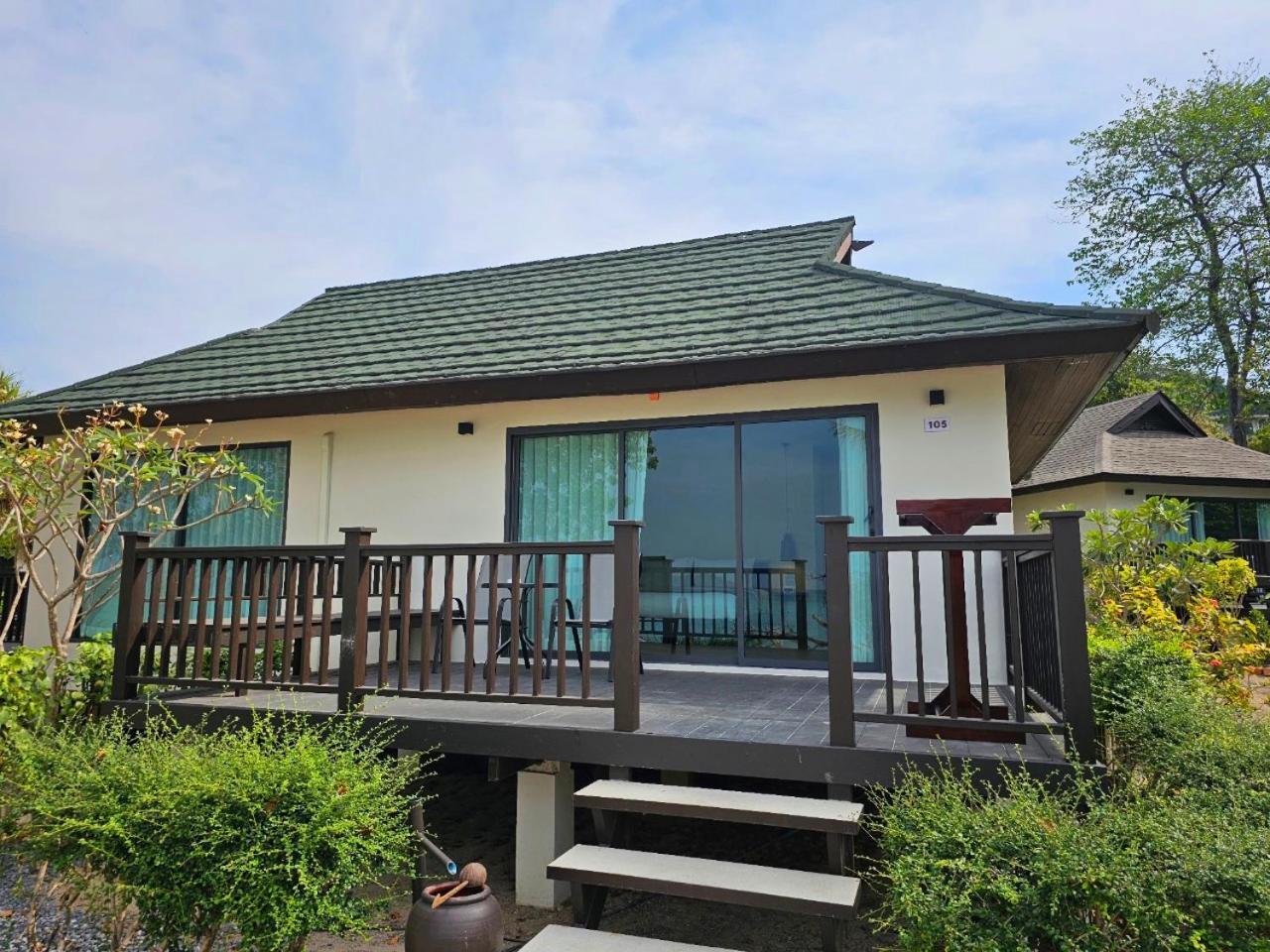 Resort, Leam Tong