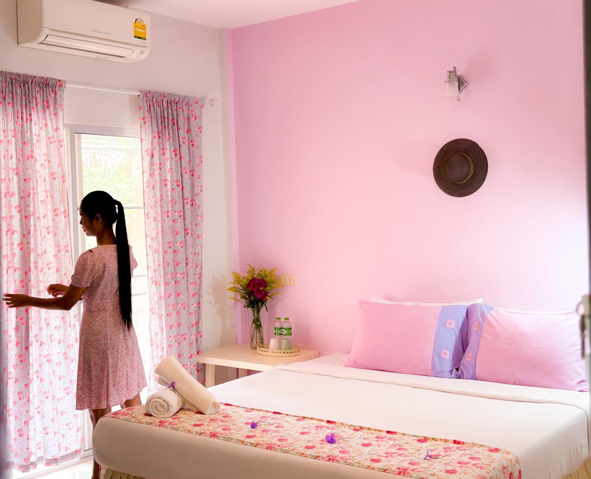 Les Fleurs House Bed & Breakfast