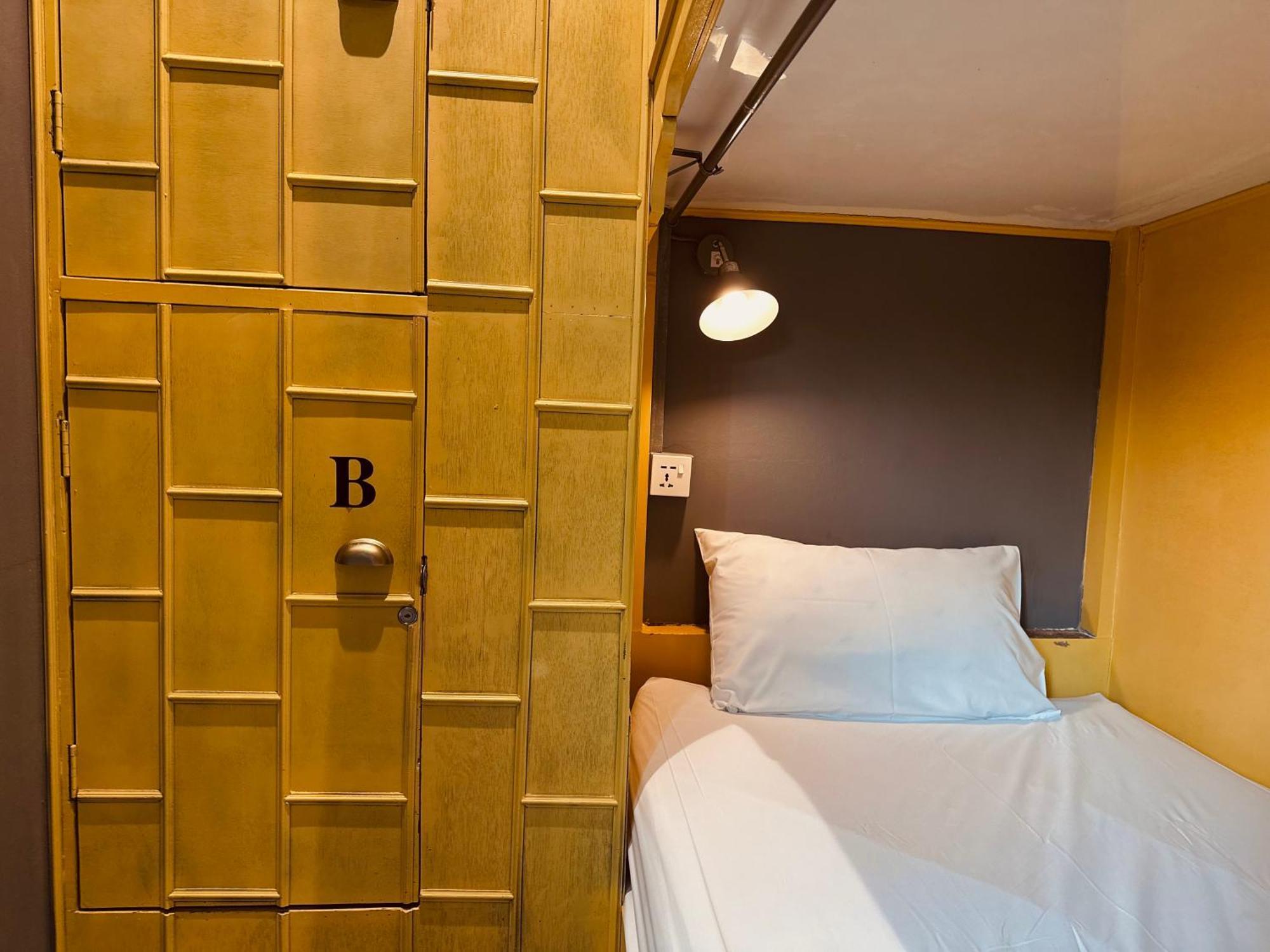 Hostel The Luna Nai Yang