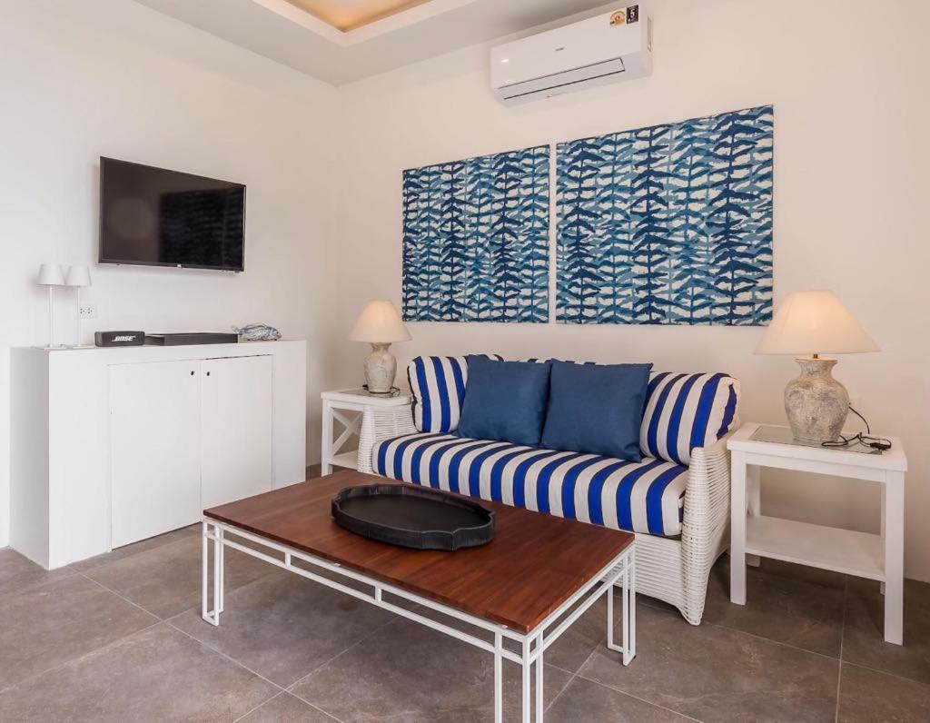 Villa White&blue Pool