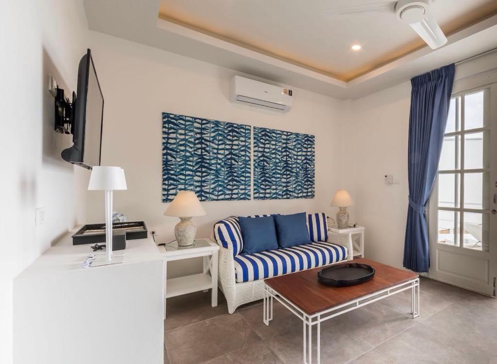 White&blue Pool Villa