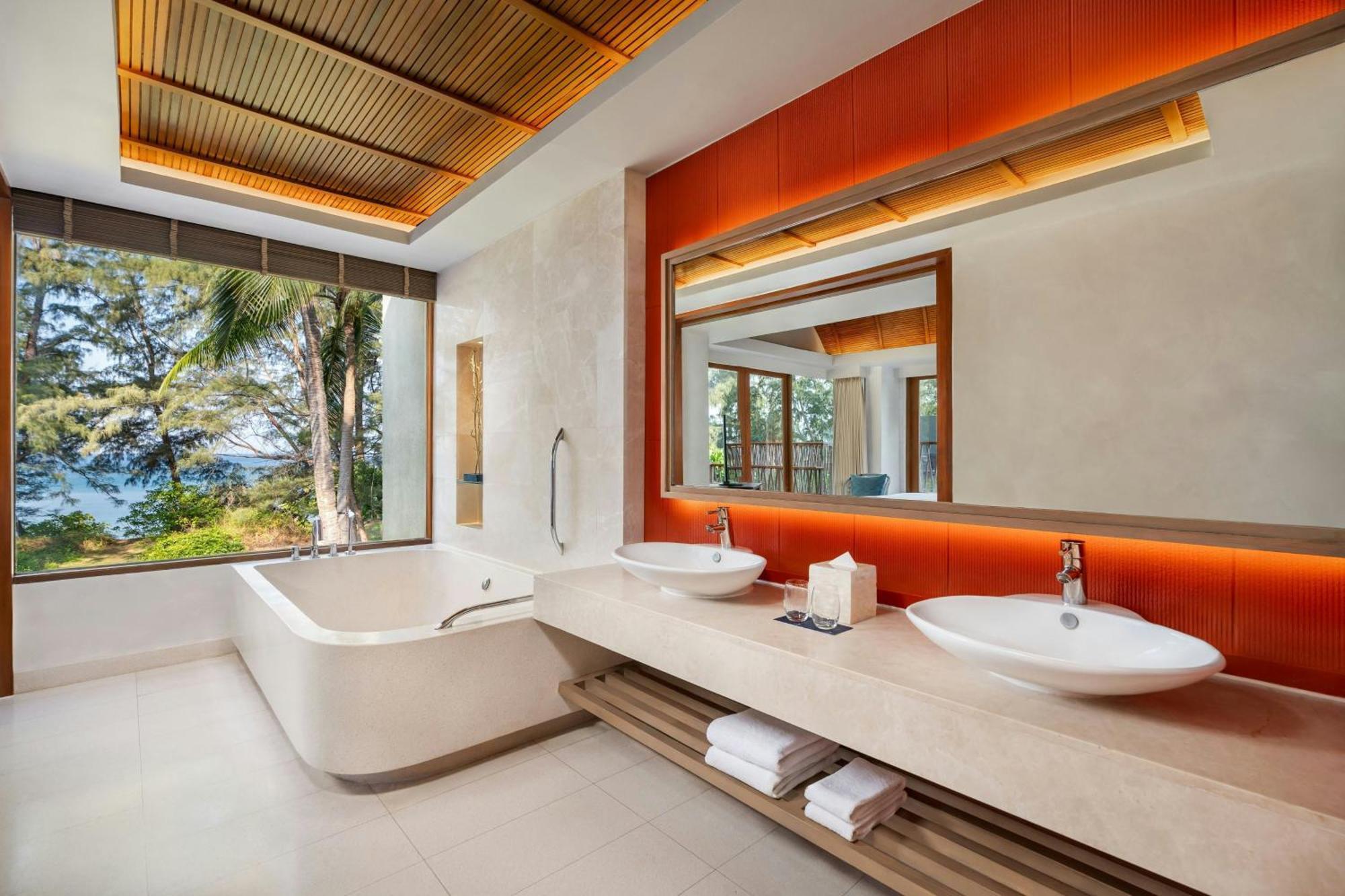 Renaissance & Resort 5*