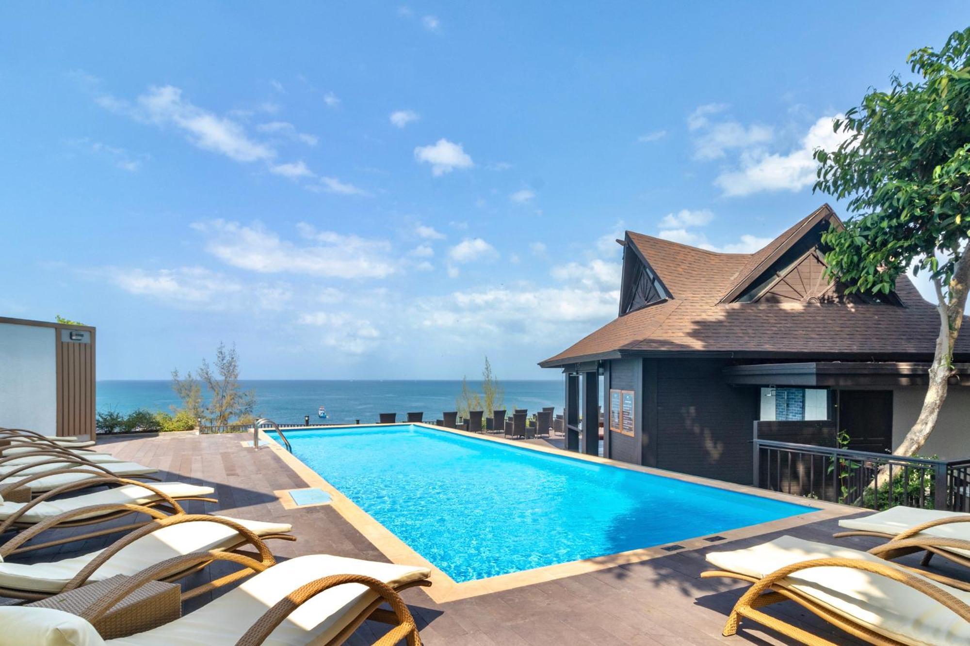 Resort Resort, Leam Tong