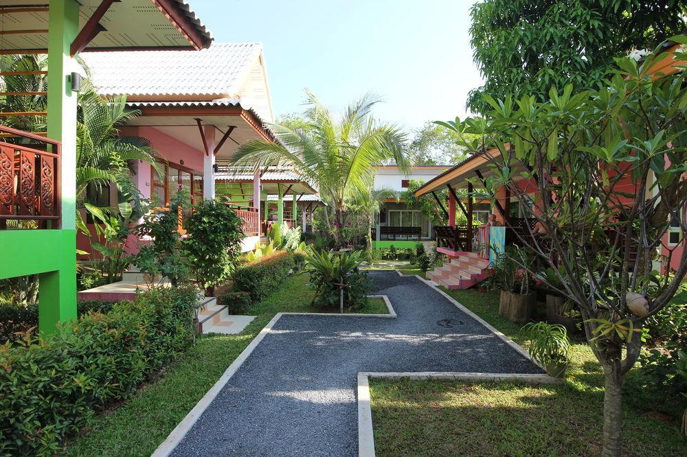 Pinky & - Sha Extra Koh Lanta