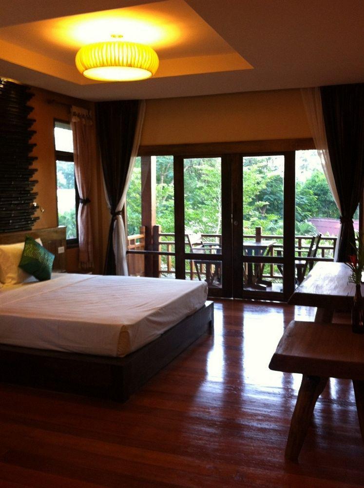 Palm Leaf 3*