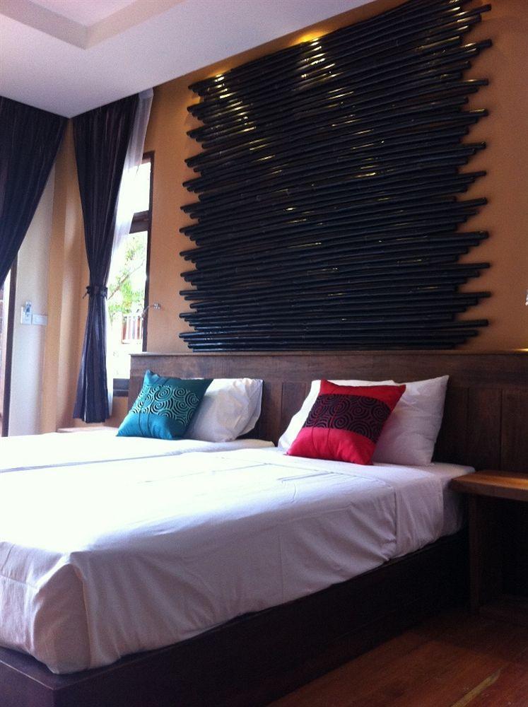 Palm Leaf 3*