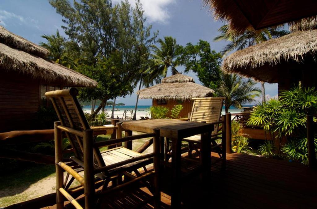 Resort Palm Leaf