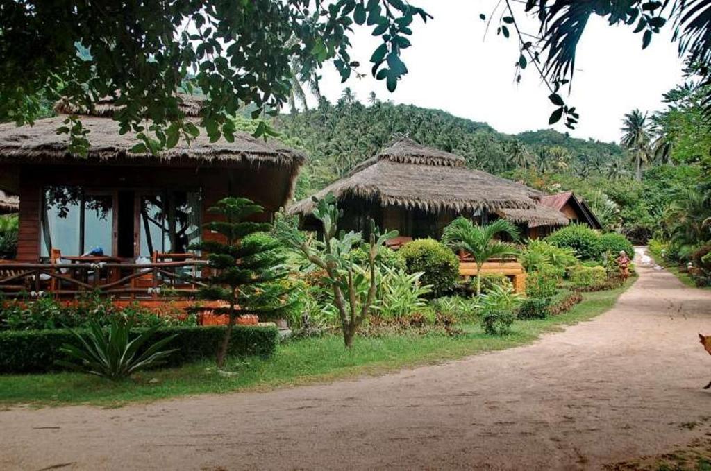 Resort Palm Leaf