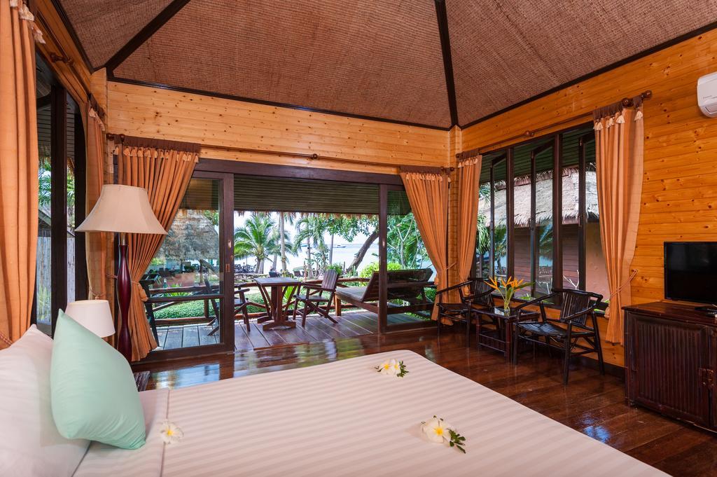 Resort Palm Leaf