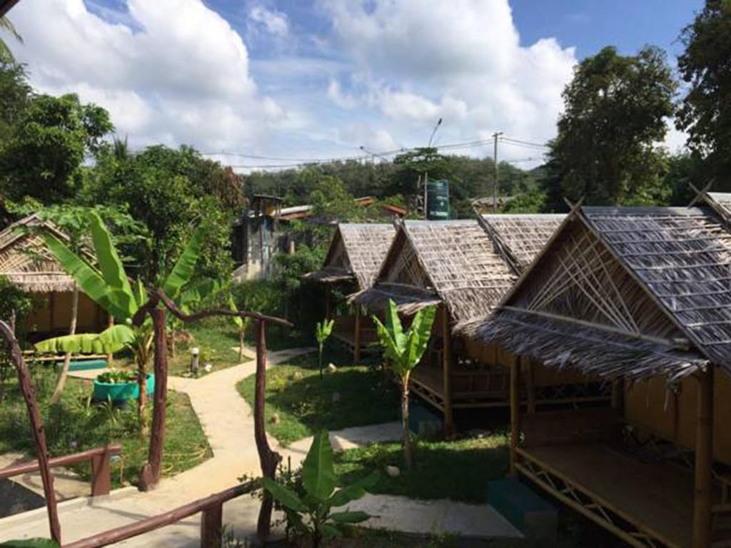 Hatzanda Bamboo House Resort *